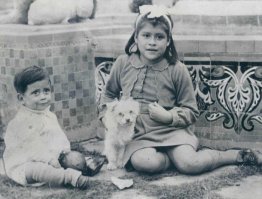 не мама с сыном а скорее друзья с улицы)