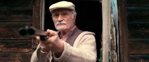 Слишком много беженцев понаехало, которые кушать  хотят, а работать - не хотят. Вот и лезут как тараканы на чужие участки, в дома, квартиры.. Теперь хоть у нормальных итальянцев появится больше свобод в области применения оружия для защиты своей собственности.  Нам бы такое послабление, а то  по нашим законам ты даже собственность защищать не имеешь право, только жизнь и здоровье себя и своих близких.. и то, ещё потом будешь доказывать что у тебя не было возможности убежать, притвориться мёртвым, уговорить преступников не делать зла,  и что ты не владеешь кунг-фу, и приёмами бесконтактного боя, и не умеешь вводить людей в гипноз. В общем геморроя отхватишь по полной..  это если нападавший погиб, если он жив остался, он ещё показаний против тебя столько даст, что он за солью к тебе зашёл, и вообще ты сам его в гости пригласил, а потом из ружья выстрелил. А он он с собой нож принёс, только чтоб хлеб порезать тебе, потому что он добрый человек.