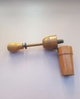 Это не пробка для бутылок, а приспособление для установки корковых пробок в бутылки. Оно раскрывается, туда вкладывается пробка, затем приспособление закрывается, надевается на горлышко бутылки и пробка штоком вдавливается. Суть в том, что пробка внутри приспособления обжимается, поэтому легко входит в горлышко.