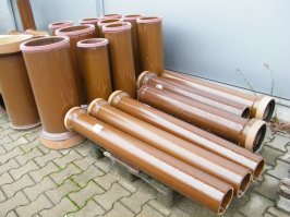Напомню - трубы делали гончары. Вручную. На гончарном круге (стоящем вертикально). Потом изделие надо было высушить и обжечь. И то и другое плохо делать с длинными трубами ибо длинные сохнут неравномерно и трескаются, а печи для обжига делали для глиняной посуды т.е. небольшие - и делать печь специально для обжига труб... это надо заказов на много лет вперед, чего явно не имелось. А по поводу герметизации - представьте сколько смолы надо было для одной галеры. Так что, недостатка в смоле/гудроне и т.п. там не испытывали.
Кстати - первые трубы были деревянными (расщеплялся ствол, выбирали середину и две половины склеивали тем самым гудроном, иногда даже кольца как на бочки ставили). Но гнили эти трубы, и им на смену пришли глиняные. И с тех пор так и задержались в сантехнике :)