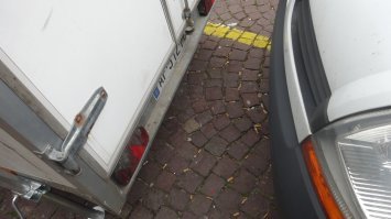 Я снимал квартиру в 100 м от дома на первой фотографии.