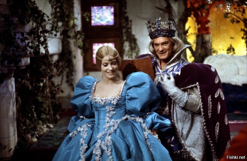 А вот сказочка тоже! Французский фильм "Ослиная шкура" с Катрин Денев и Жаном Маре! Там отец-король хотел жениться на дочери-принцессе! Инцест, однако! Из-за чего она и сбежала из дворца!