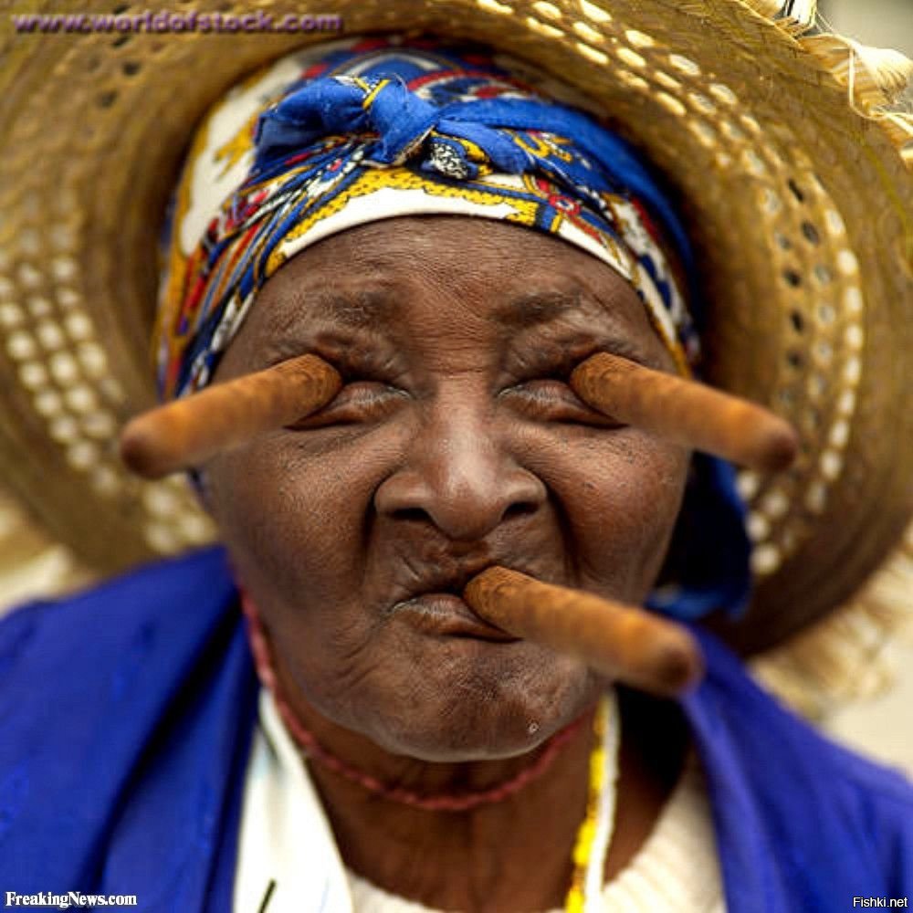 Чернокожая бабушка. Кубинские женщины. Старая бабушка с сигарой. Темнокожая бабушка. Старая негритянка с сигарой.