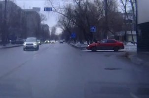 Да не на гудок жать надо, а на тормоз!