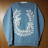 Как сказано ниже, сейчас что-то сделанное своими руками - а особенно если удачно - событие мирового масштаба. А для наших мам и бабушек это было в порядке вещей.
Вообще, если у человека руки в нужном месте - он может сделать что угодно.