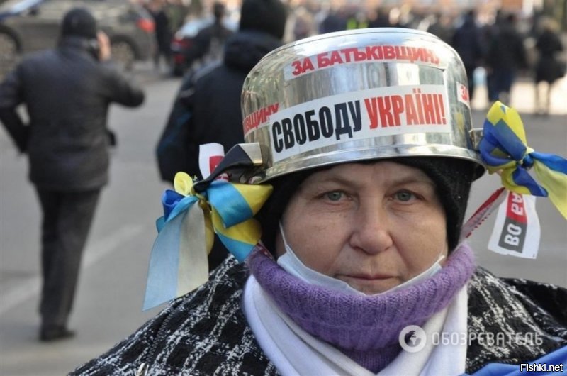 Она смотрит на тебя с одобрением, боец!