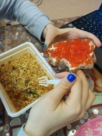 Ни какой это не фотошоп, у меня в комнате парень с Петропавловска-Камчатского был, после летних каникул он привозил из дома несколько 3х литровых банок такой икры, а к октябрю это оставалась единственная хавка в нашей комнате :)