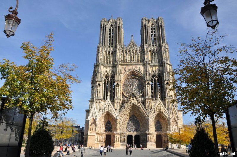 Во время Первой Мировой германская артиллерия превратила в руины собор в Реймсе  (фр. Notre-Dame de Reims). Тот самый в котором короновали французских королей с XIII-XIV веках. Ничего - восстановили, уже и забыли, что это почти новодел...