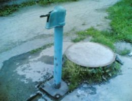 Эх, вспомнил как мелкий был и пытался попить воды из крана уличного с подобной системой. Рычаг тугой, сил не хватает, хоть повисай))