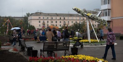 ..........."Не знаю, что должно произойти, чтобы словосочетание "комфортная городская среда" у нас перестали воспринимать именно так...

Дорогой омский чиновник! Если тебе вдруг попался на глаза этот пост, прочитай и другие мои посты про детские площадки. Может, станет чуть понятнее, как надо делать. Мы ведь не хотим несчастных случаев в омских дворах? "............