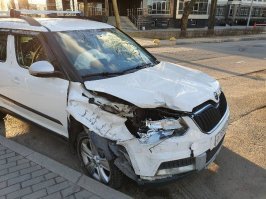 Ну раз выложили видео моего знакомого,то вот его машина после ДТП
Полицейский предложил ему взять вину на себя (типа у тебя каско,чё те). Дед (второй участник ДТП) по его словам сказал,что он не виноват,так как автор двигался по трамвайным путям, а это запрещено ))