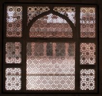 Перспектива, пропорции, золотое сечение, симметрия, рекурсия,фракталы - вот немногое из математики что используется во многих видах искусства, в том числе и прикладного. Живопись, архитектура, музыка и так далее.
Еще оригами - чистая геометрия и математика.
Отдельно можно почитать про термин "Математическая красота".