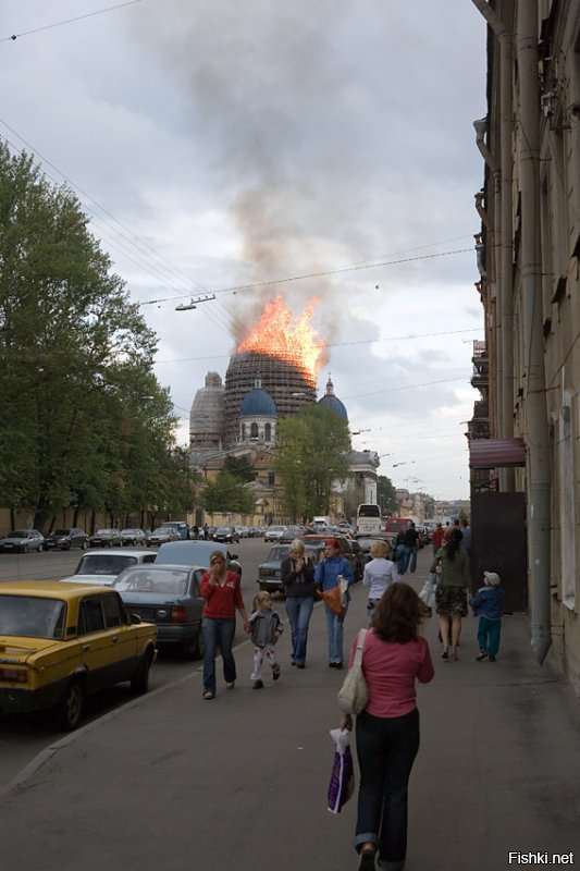 насчет таких пожаров ...

Санкт-Петербург, 2006 год ... 
при завершении реставрационных работ сгорел Троицкий собор ... тушили с вертолета, но это не сильно помогло - главный купол обрушился раньше ...