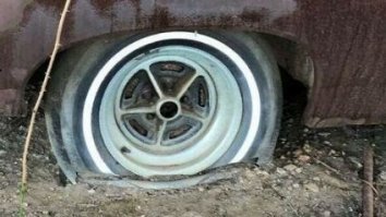 вот машина за 3000. а воздуха ни в одном колесе не увидел,даже в запаске