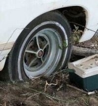вот машина за 3000. а воздуха ни в одном колесе не увидел,даже в запаске