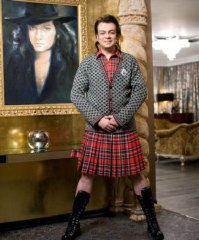 нда, качество постов на фишках стремительно катится в клоаку.
мало того, что фотке этой пять лет и она из статьи про дом Киркорова, так еще и так топорно прифотошопили Сталина.