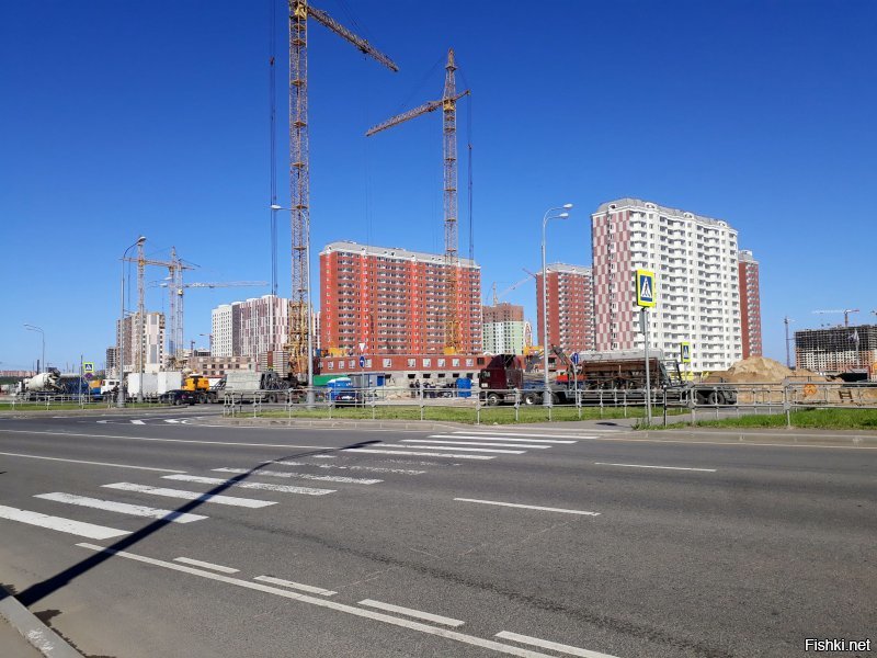 друзья купили по ипотеке в прошлом году там квартиру, двушка-распашонка у озера, последний верхний этаж, кухня с полуэркером 13кв.м, два больших остекленных балкона на обе стороны, общая 65 или 68 кв.м. 4 квартиры на этаже. вид на озеро и на детскую площадку во дворе. за 5,8кк. соседи с 3 этажа в феврале этого года такую же за 6,8 взяли. а можно взять у подножия тбо намного дешевле и ныть, что ты не так все себе представлял.

помогаем делать там ремонт, поэтому часто приезжаем. гора тбо стоит на отшибе на въезде, а не в центре района, делит москву и подмосковье. это первый квартал на схеме, тбо от него слева. фотки старые, мы свалку такой не видели, да и статья в целом древняя. район не элитный, а бюджетный, цены на квартиры тому подтверждение. с чего бы ему быть элитным на полях аэрации, тбо на въезде и мусоросжигающим заводом?.. он, кстати, тоже на отшибе, а район большущий.

дома строят цветные, спорт площадки, детские, школы и больницы - все цветное. может в 12 году первые и строили одинаковые во всем районе, но время-то прошло, а статья старая. простора (во всяком случае в новых кварталах) хватает, тут тоже враки. дороги в самом районе прелесть, многополосные, а вот въезд-выезд из района из-за стройки метро и прочего затруднен, там всегда пробки.

вот так выглядит район зимой, вдалеке озеро. летом веселее. проблема с парковками есть (и большая) и запахи местами долетают, если пешком идти, но наверху все ветер уносит, в квартире не пахло еще. есть дома-муравейники - многосекционные и большие, десяток квартир на этаже, и там еще дешевле. а вообще район красивый, яркий, дать ему время и все будет ок)