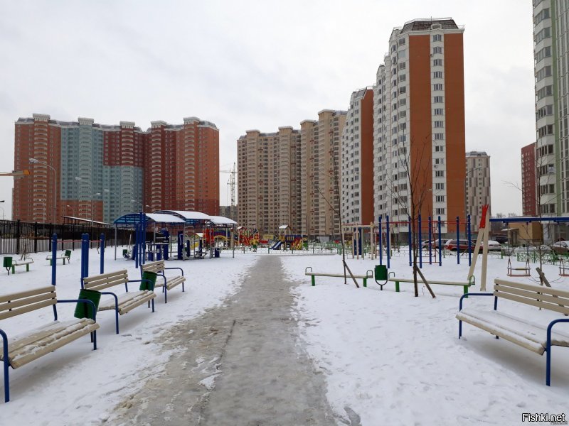 друзья купили по ипотеке в прошлом году там квартиру, двушка-распашонка у озера, последний верхний этаж, кухня с полуэркером 13кв.м, два больших остекленных балкона на обе стороны, общая 65 или 68 кв.м. 4 квартиры на этаже. вид на озеро и на детскую площадку во дворе. за 5,8кк. соседи с 3 этажа в феврале этого года такую же за 6,8 взяли. а можно взять у подножия тбо намного дешевле и ныть, что ты не так все себе представлял.

помогаем делать там ремонт, поэтому часто приезжаем. гора тбо стоит на отшибе на въезде, а не в центре района, делит москву и подмосковье. это первый квартал на схеме, тбо от него слева. фотки старые, мы свалку такой не видели, да и статья в целом древняя. район не элитный, а бюджетный, цены на квартиры тому подтверждение. с чего бы ему быть элитным на полях аэрации, тбо на въезде и мусоросжигающим заводом?.. он, кстати, тоже на отшибе, а район большущий.

дома строят цветные, спорт площадки, детские, школы и больницы - все цветное. может в 12 году первые и строили одинаковые во всем районе, но время-то прошло, а статья старая. простора (во всяком случае в новых кварталах) хватает, тут тоже враки. дороги в самом районе прелесть, многополосные, а вот въезд-выезд из района из-за стройки метро и прочего затруднен, там всегда пробки.

вот так выглядит район зимой, вдалеке озеро. летом веселее. проблема с парковками есть (и большая) и запахи местами долетают, если пешком идти, но наверху все ветер уносит, в квартире не пахло еще. есть дома-муравейники - многосекционные и большие, десяток квартир на этаже, и там еще дешевле. а вообще район красивый, яркий, дать ему время и все будет ок)
