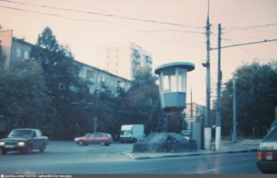 Когда увидел, тоже первым делом вспомнил стакан на Варшавке 90-х