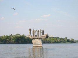 У тётки дачка, сто метров от канала, никакого моря не надо, скульптура,правда, хереет с каждым годом, поднавить бы!!!