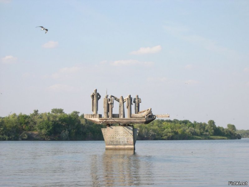 У тётки дачка, сто метров от канала, никакого моря не надо, скульптура,правда, хереет с каждым годом, поднавить бы!!!