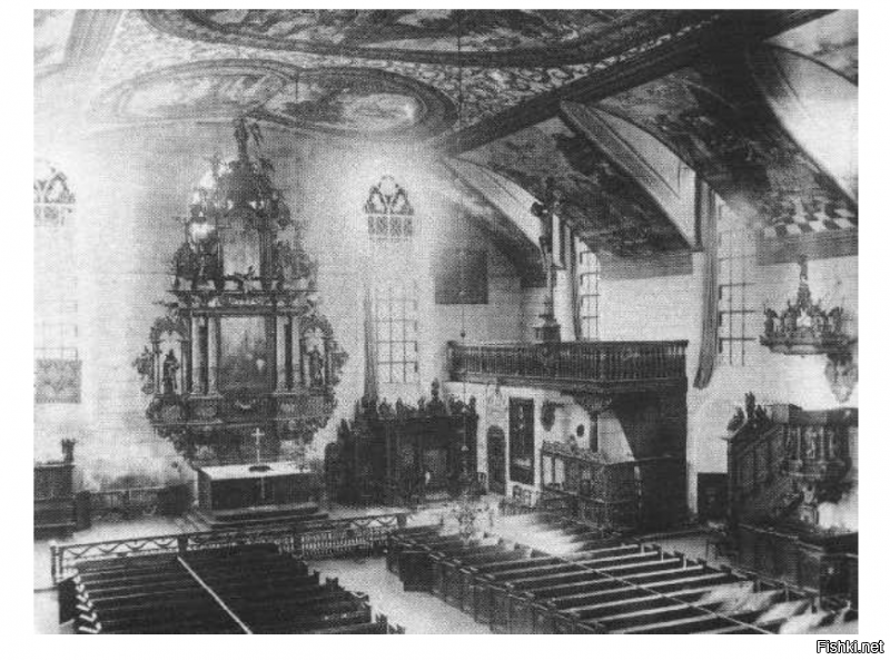 Автор, вы бы проверяли что именно постите! Первое фото в разделе "Кафедральный собор в Калининграде" Это не собор!!!!!! Это Королевский замок и его не только не восстановили, а сравняли с землёй и на его месте построили кошмарное уё..ще, которое и по сей день никак не используется.
 Ниже привожу фото Кафедрального собора Кёнигсберга до войны, после бомбордировок и нынешнее состояние после реконструкции. Так же фото нутреннего убранства собора до разрушения и нынешняя реконструкция. Сейчас там органный зал и в башнях интересный музей. Как ни странно при невероятных разрушениях на острове Кнайпхов, где и стоит этот собор, могила Иммануила Канта, расположенная у стены собора, совершенно не пострадала.