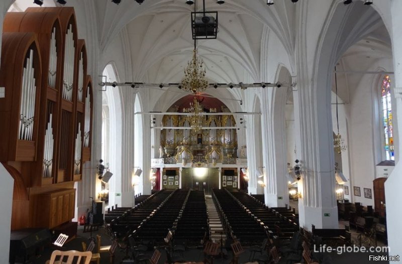 Автор, вы бы проверяли что именно постите! Первое фото в разделе "Кафедральный собор в Калининграде" Это не собор!!!!!! Это Королевский замок и его не только не восстановили, а сравняли с землёй и на его месте построили кошмарное уё..ще, которое и по сей день никак не используется.
 Ниже привожу фото Кафедрального собора Кёнигсберга до войны, после бомбордировок и нынешнее состояние после реконструкции. Так же фото нутреннего убранства собора до разрушения и нынешняя реконструкция. Сейчас там органный зал и в башнях интересный музей. Как ни странно при невероятных разрушениях на острове Кнайпхов, где и стоит этот собор, могила Иммануила Канта, расположенная у стены собора, совершенно не пострадала.