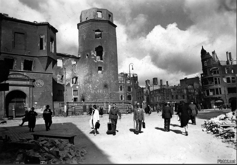 А вот  дополнение к этому самому первому неправильному фото. (см мой коммент выше) Вот такой был Королевский замок до войны. Внутренее убранство поражало великолепием, как собственно и положено всем королевским замкам. Потом виды после войны и то что стоит там нынче. Повторюсь. Это кошмарное чудище так и не использовалось ни дня.