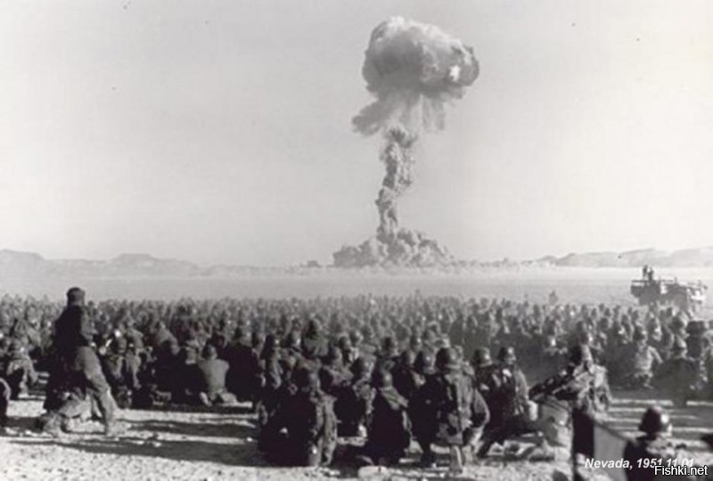 Американские войска наблюдают ядерный взрыв. Невада, 1951 г.