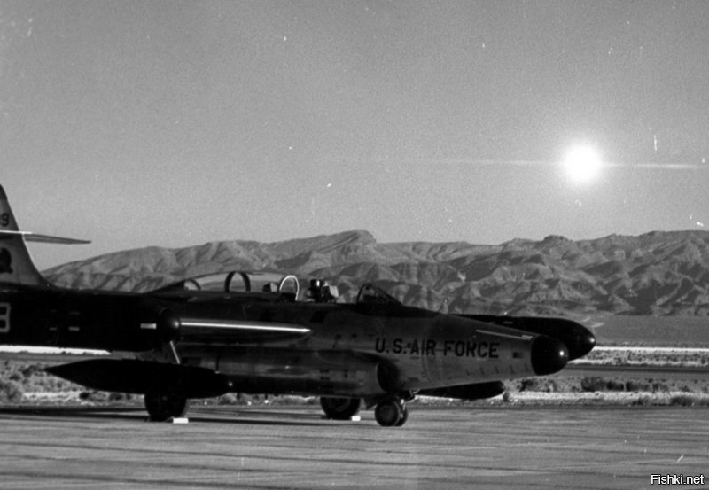 Взрыв ядерной боеголовки ракеты воздух-воздух показан как яркое солнце в восточной части неба в 7:30 утра 19 июля 1957 в Индиан Спрингс Air Force Base, примерно в 30 милях от точки детонации.