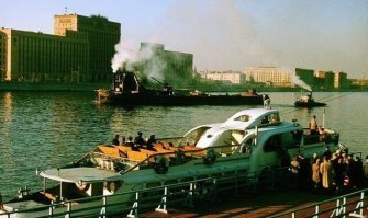 Ну какой же это паром? На переднем плане прогулочный кораблик, на заднем баржа и буксир
В Москве, насколько я помню было всего несколько паромов - один в Коломенском (застал его еще в 80-х, 90-х), другой где-то еще, не помню где. А в центре в те времена уже надобности в них не было, много мостов.