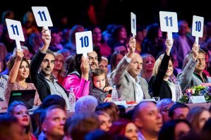 Решил развеселить подруг во время совместного отдыха на природе