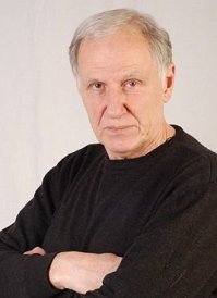 Виктор Костецкий, озвучивал мультики, актёр дубляжа.(ум. 2014 г.)
Без него Барбосса не Барбосса (в 5 части не он озвучивал)