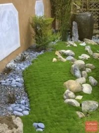 Мох идёт на пробивание срубов вместо пакли.Природный антисептик.
Некоторые снимают мох(если его много) пластами и стелят в качестве лужаек вместо газона.Мох забивает сорняки,приживается и смотрится довольно красиво.
Кроме прекрасного внешнего вида такие газоны обладают несколькими преимуществами:

-за ними почти не требуется уход
-они не растут в высоту, а значит и стрижка им не нужна
-мшистые газоны практически не вытаптываются
-даже зимой газон из мха выглядит свежо и привлекательно
-покрытие из мха предохраняет корни растений от перегрева и потери влаги.

Где можно использовать мох?

-садовые скульптуры и другие декоративные элементы, покрытые мхом, придадут приятную бархатистость и создадут ощущение старинного сада
-поселите мох в промежутках между мощением садовых дорожек. Такой прием скроет неровности швов и смягчит общий вид
покрытие крыши погреба или навеса. Если на участке есть насыпной погреб, "зеленая" крыша будет дополнительно охлаждать пространство внутри
-газоны и лужайки
-при оформлении сада в японском или ретро стиле
-при оформлении береговой линии водоема, ручья, болотца
-садовое граффити
-садовые композиции
-подвесные кашпо 
-фитостены 
-клумба из мха
-оформление прикорневой зоны контейнерных растений