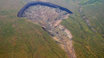 В сердце арктического леса Сибири находится огромный кратер, который местные жители называют “воротами в преисподнюю”. Глубокая рана на теле Земли сформировалась в течение прошлых пятидесяти лет, составляя один километр в длину и сто метров в глубину. Кратер назвали в честь расположенной поблизости реки Батагайка. Геологи называют это формирование термокарстовой впадиной   обвалом в результате таяния вечной мерзлоты. Жители Якутии полагают, что продолжающие появляться в северном полушарии провалы и впадины являются зловещим знаком, а Батагайку называют не иначе, как Воротами в Ад.