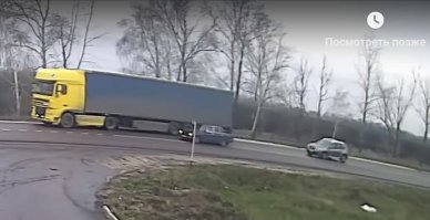 Он сдавая задом по двухполосной дороге, вынудил всех выехать на встречку.