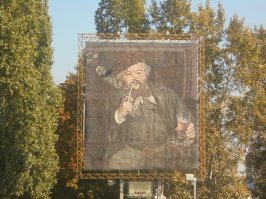 А у нас в Пензе на фонтанной площади установлена репродукция картины известного французского художника Мане «Кружка пива».
Эта мозаика размером 6х7 метров была установлена в августе 2000 года. 
Необычность этой репродукции не только в ее внушительных размерах, но и в том, что создана она из 55 тысяч разноцветных пивных пробок.
