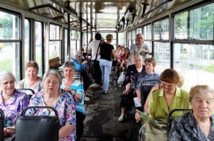 20. Мистическое появление загадочных пожилых бабок в транспорте в самый час пик

Первый маршрут городского общественного транспорта, омнибус, появился по инициативе Блеза Паскаля в Париже 18 марта 1662 года. А буквально на следующий год стали случаться мистические и необъяснимые ситуации, связанные с транспортом и бабками. В 1701 году данный случай был описан в книге и задокументирован. Ученые всего мира так и не могут разгадать загадку этим призрачных появлений. А главное причину по которым они происходят. Они пытаются выйти на связь с человечеством, но у них ничего не выходит? Может Землянам стоит создать второй золотой диск и отправить его в автобус к бабкам, чтобы попытаться выйти на связь с ними? Время покажет. Видимо человечество не настолько развито, чтобы строить догадки об этом явлении