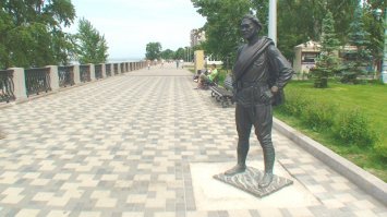 А вот и красноармеец т. Сухов добрался до Волги и по ней до Самары! Стоит и обозревает свой пройденый по Волге-матушке путь.