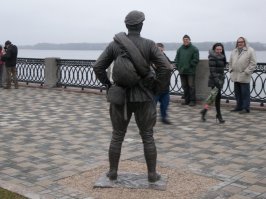 А вот и красноармеец т. Сухов добрался до Волги и по ней до Самары! Стоит и обозревает свой пройденый по Волге-матушке путь.