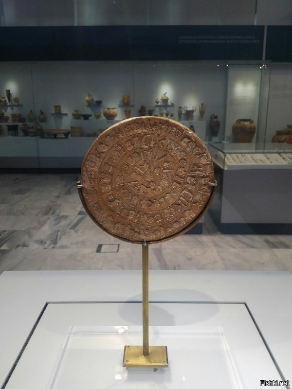 Странно, были в музее на Крите, видели этот "диск",  написано было, что точного определения для чего он, до сих пор нет..  
Там правда и без него много что есть поглядеть.. :)