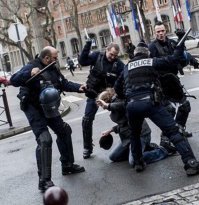 Во Франции прикольно...
Это там арабский шейх доказал в суде что обвинения в насилии беспочвенны, так как он просто спотыкался и падал на девушку, а когда падал - член выпадал из одежды вперед и так получалось. И так все несколько минут.
Суд согласился с его доводами и его оправдали....
Суд, он, кстати, ожидал у себя на родине, так как распереживался и не мог находится во Франции... но его-бы наверняка выдали, если-бы решение было наказать...
Арабы - они ведь выдают своих? Просто пока не выдавали, но это, наверное, случайность...

Это хорошо что у них "скреп" и "сословного права" нет, а так-бы его оправдали... хотя стоп!!! Его-же и так оправдали....

Может вы мазохист и скучаете по этому: