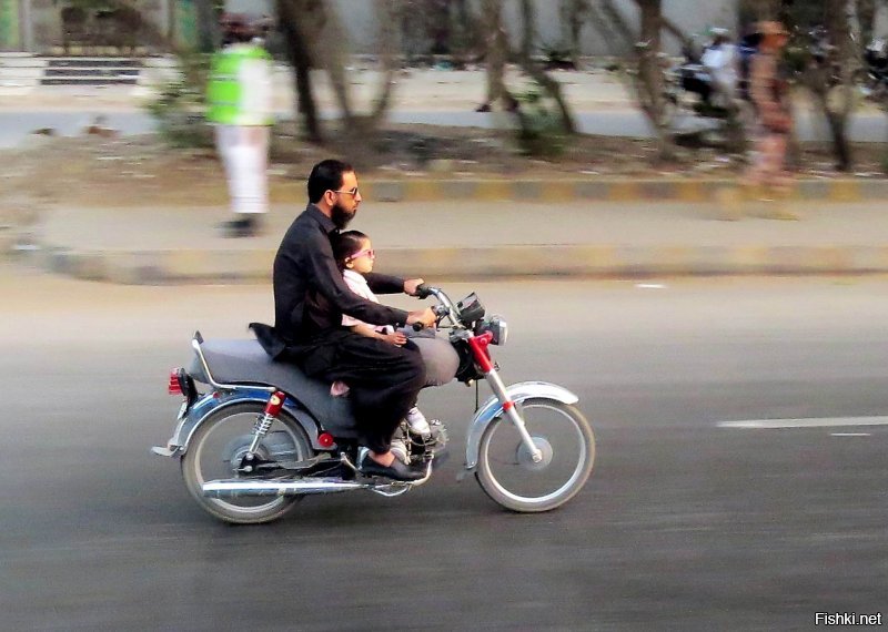 Так ездят в Карачи. Снято с автобуса. Большинство без шлемов и очень плотно друг к другу. Вообще там очень много этих механических ослов.