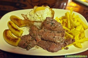 Жюль Верн прав: в полевых условиях лучше не готовить. Лучше в ресторанах. По вкусу похожа на телятину. Коллега бывал в Перу, ел - сказал что немного напрягает соус или подливка с которой подают (непривычно и непонятно).
Картинка 1. Тушёная альпака.
Картинка 2. Альпака на гриле.