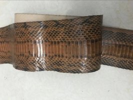 шкурка кобры . 700 руб .  у этого человека прямые руки . он может сделать 3 штуки из шкурки .  кошелек из натуральной змеиной кожи стоит от 2000.   вот шкурка кобры за 680 руб .