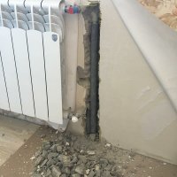 типичный способ избавится от толп тараканов от соседей.строители то тут причем? сами же жильцы и переборщили, не знали свойств пены.

да, и наклеят обои обратно - что тут не так?
 
старые краны вместо заглушек

компенсатор на длинных трассах