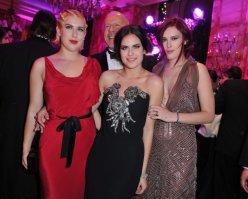 Вот Вроде Деми Мур достаточно симпатичная, Брюс Уиллис  считался чуть ли не эталоном. А вот дочери у них страшные просто жуть получились!