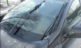 я просто поднимаю дворники и выключаю зажигание. вода на них не скапливается и они не прилипают. Не торчат, и вообще никаких заморочек.