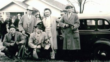 "Офицеры позируют у места перестрелки Уилбура Андерхилла 30 декабря 1933 года. Андерхилл, "террор трех штатов" был захвачен несколько часов спустя в Шони, штат Оклахома. На фото: слева направо, первый ряд: агент ФБР Ральф Колвин, детектив полиции Оклахома-Сити Д. А. "желе" Брайс. Задний ряд, стоя: агент ФБР пол Хансен, детектив из Оклахома-Сити Кларенс Харт, агент ФБР Келли Дедерик." США. 

Вот зачем это здесь?