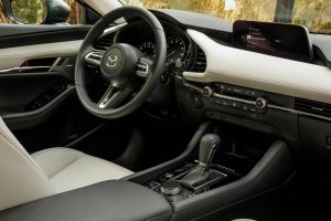 Что смешного?
мазда трешка 1 200 000 стоит, ну это на 15-20% дороже, но он же раза в два лучше всех них, не так что ли

====

Солярис 730 000
Volkswagen Polo 940 000
Skoda Rapid 800 000